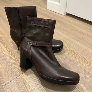 Like new! Clarks brown leather heeled boots!